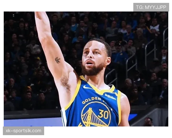 库里无球跑动拉开空间，三分效率领跑联盟后卫